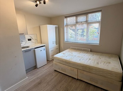 Studio Flat, Brightside Avenue, TW18