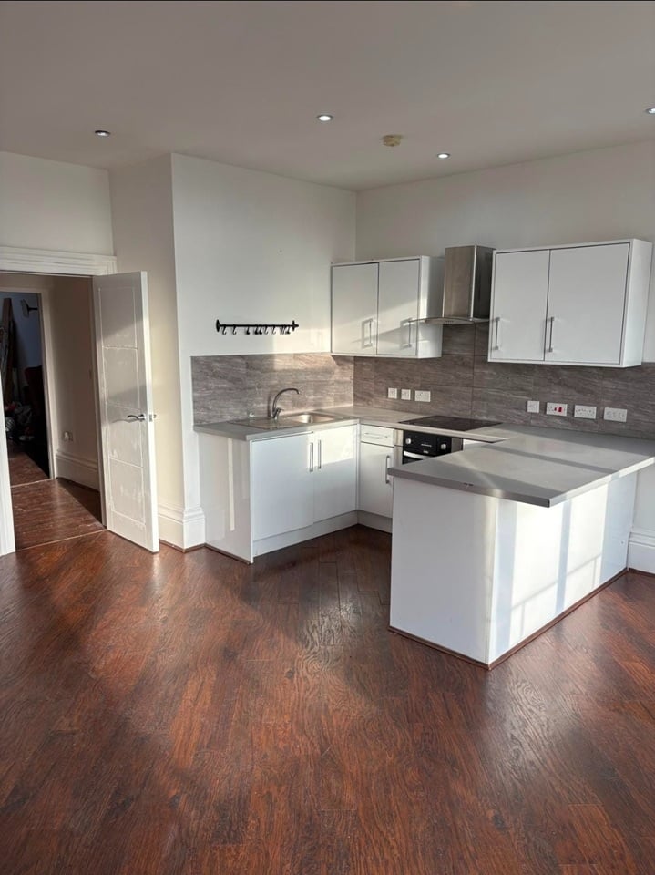 2 Bed Flat, Newstead House, L15 photo 2