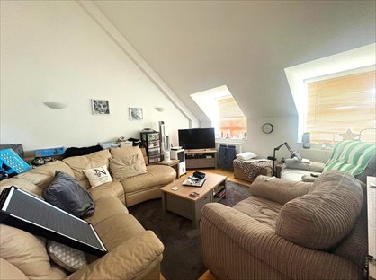 1 Bed Flat, Central Road, KT4