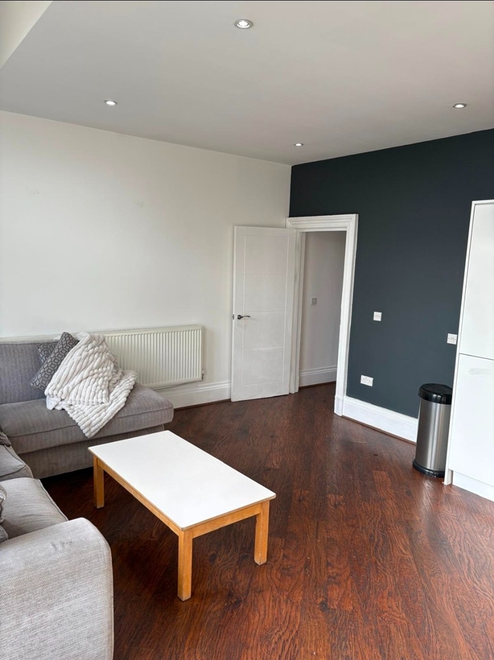 2 Bed Flat, Newstead House, L15 photo 2