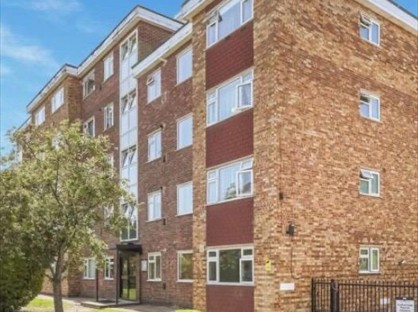 2 Bed Flat, Durham Avenue, IG8