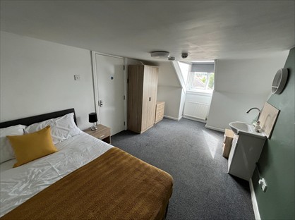 Room in a Shared House, Market St, S80