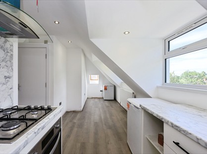 2 Bed Flat, Windmill Lane, KT17