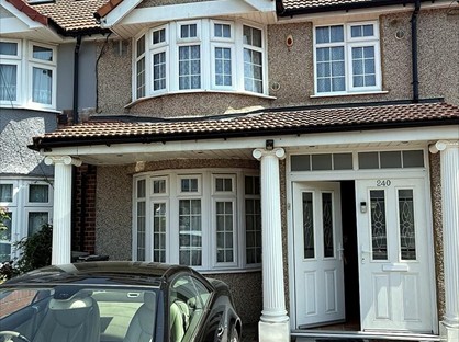 4 Bed Semi-Detached House, Ash Grove, TW5