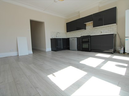 2 Bed Flat, High St Colliers Wood, SW19