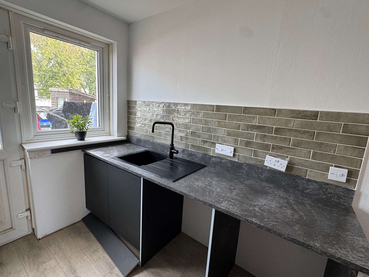 2 Bed Flat, Monteith Row, G40 photo 3