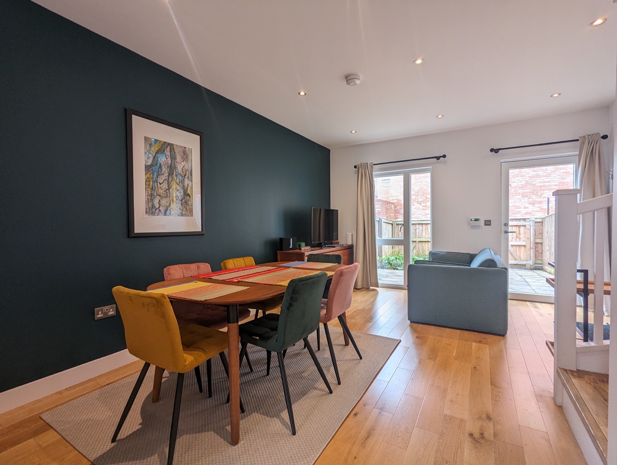 2 Bed Semi-Detached House, Adelphi St, M3 photo 2