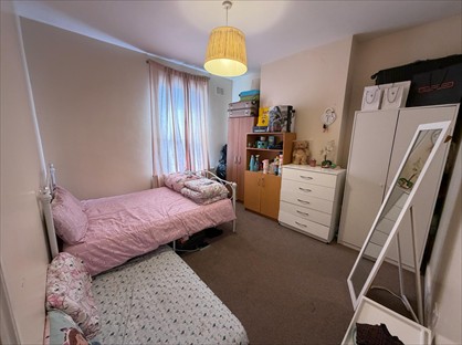 Room in a Shared House, Wards Road, IG2