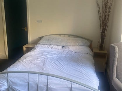 Bedsit, Baillie Road, GU1