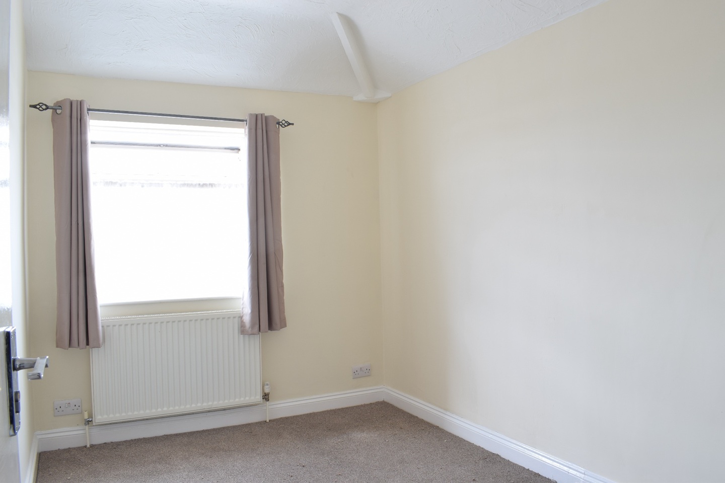 2 Bed Flat, Kingswood, BS15 photo 3