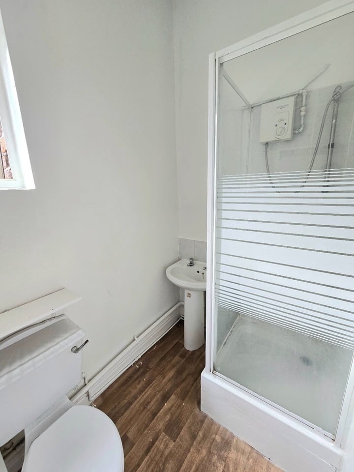 1 Bed Flat, Bentley Road, L8 photo 5