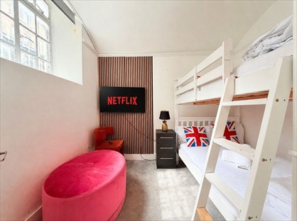 Studio Flat, Whitechapel High St, E1
