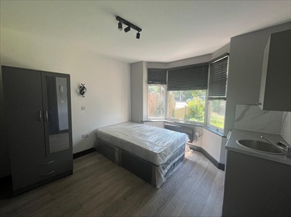 Studio Flat, Hook Road, KT6