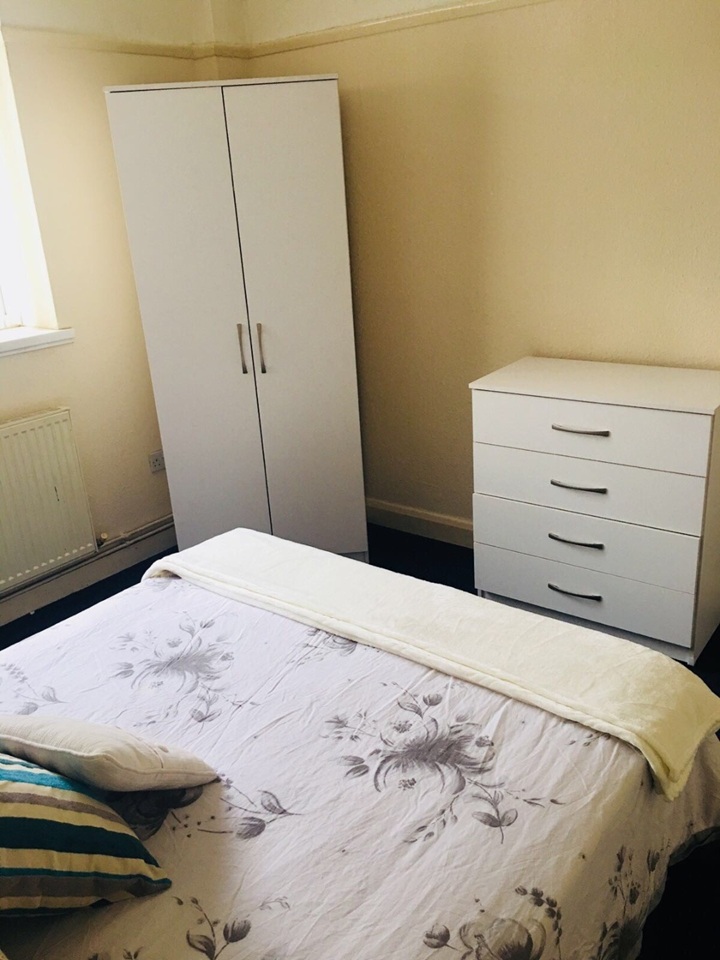 Room in a Shared House, High St, B66