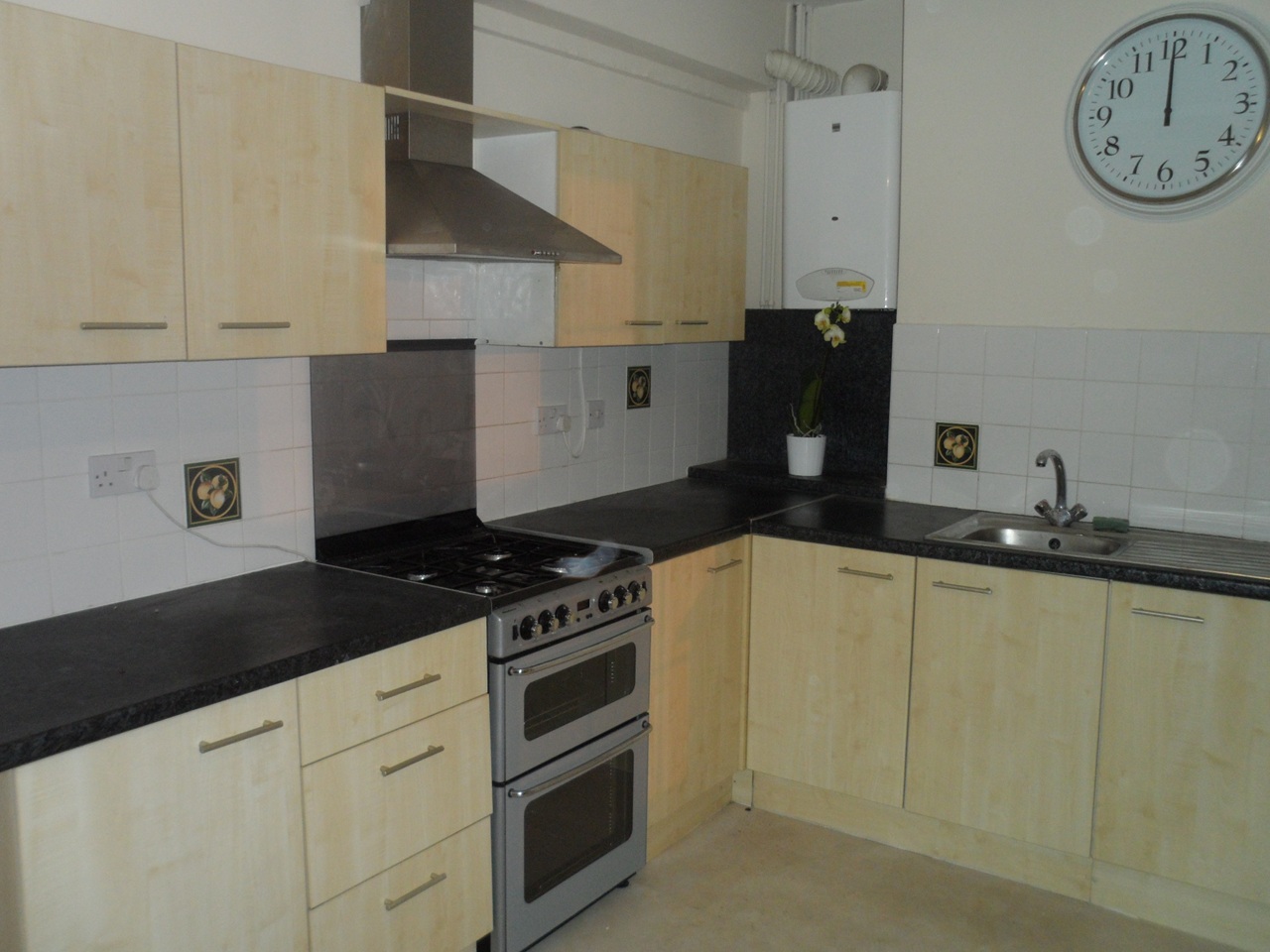 Room in a Shared House, High St, B66 photo 3