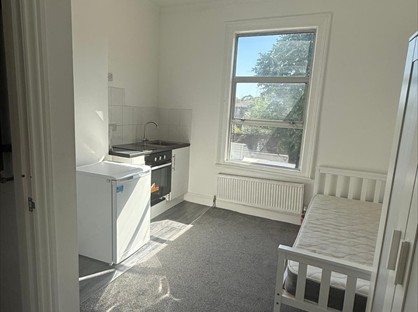 Studio Flat, Station Road, N3