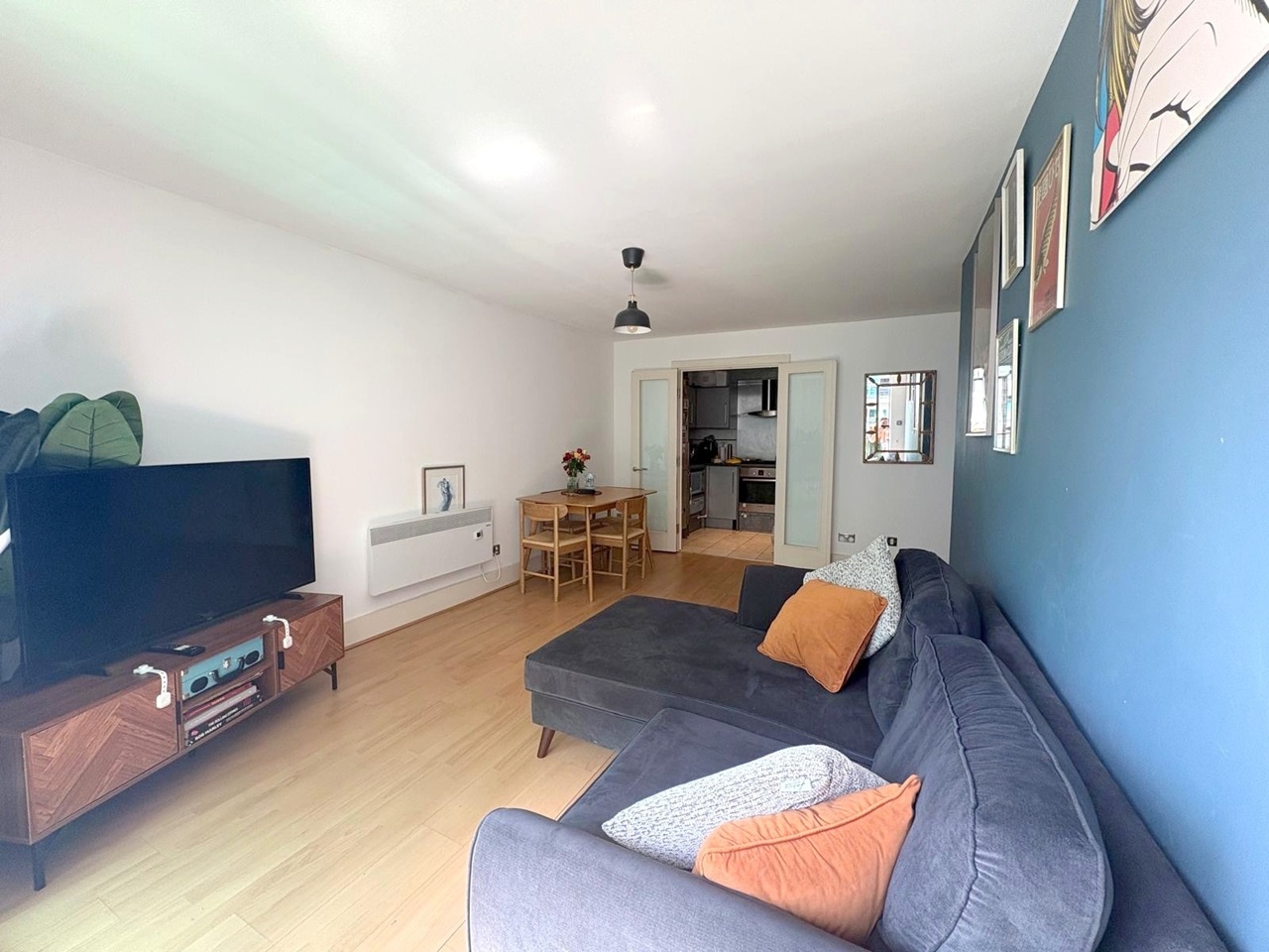 2 Bed Flat, Bridge House, SW8 photo 3