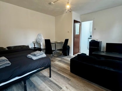 Studio Flat, Thomas St, M4