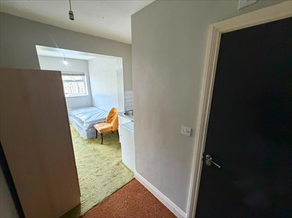 Studio Flat, Lymington Close, SW16