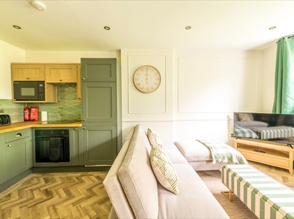 3 Bed Flat, Caledonia Place, BS8
