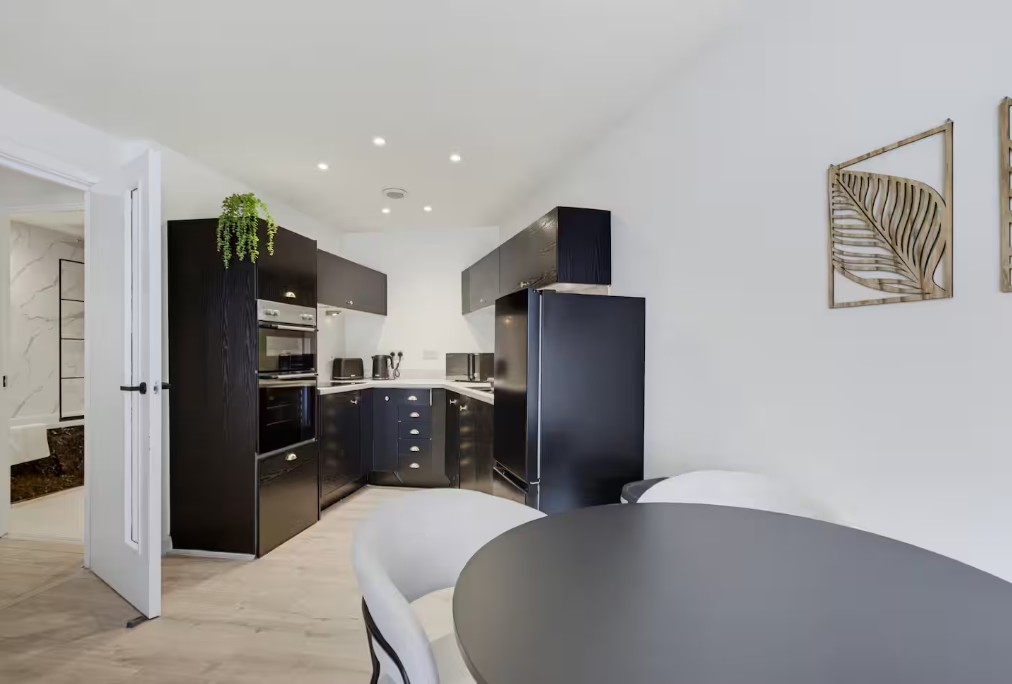 2 Bed Flat, Southside, B5 photo 5