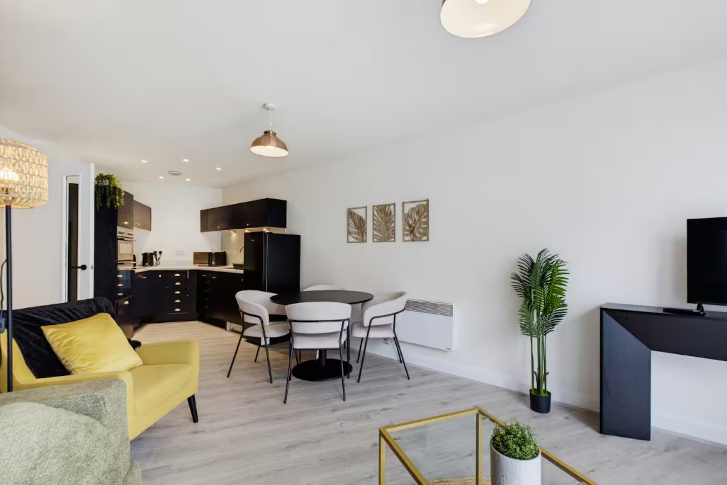 2 Bed Flat, Southside, B5 photo 4