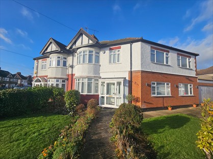 2 Bed Flat, Connaught Avenue, EN1