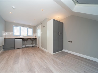 Studio Flat, Kingston Road, KT22