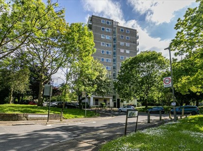 2 Bed Flat, Wanborough Drive, SW15