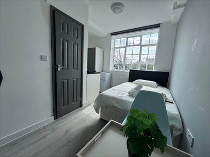 Studio Flat, Whitchurch Lane, HA8