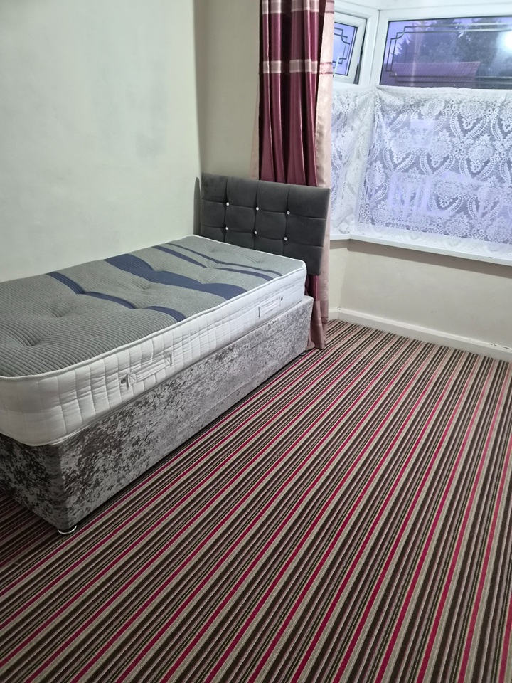Room in a Shared House, Ward End, B8