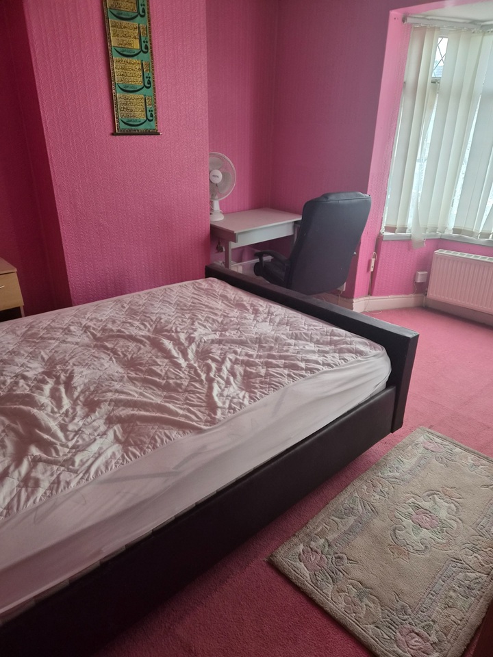 Room in a Shared House, Thornton Road, B8