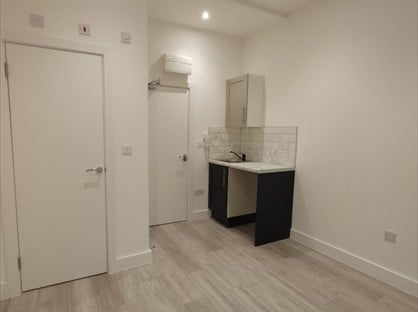 Studio Flat, Mitcham Lane, SW16
