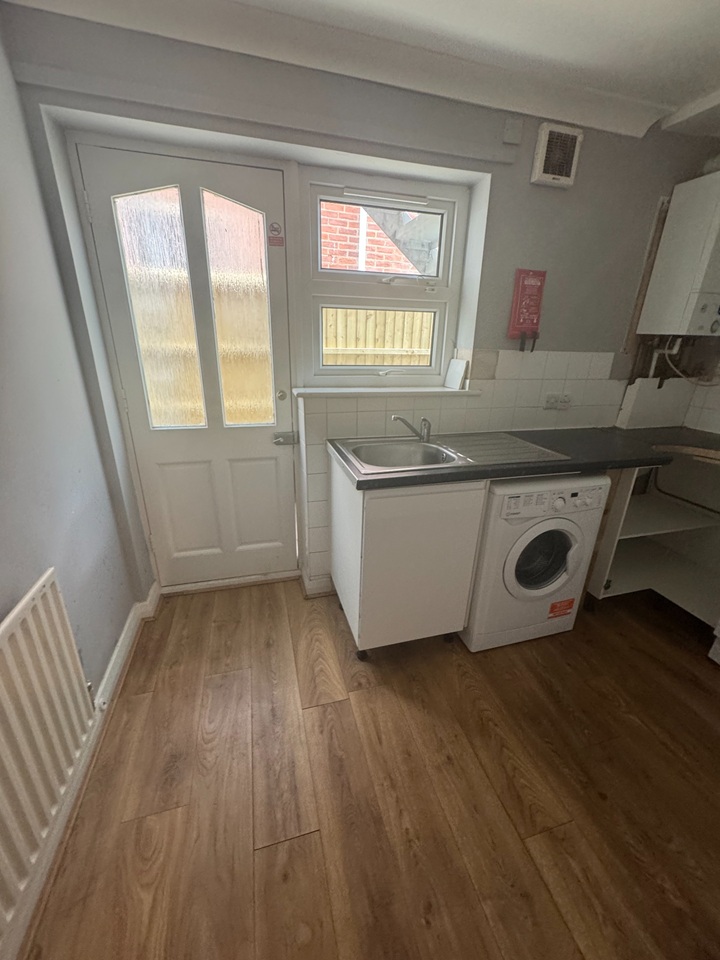 2 Bed Flat, Wilton Avenue, SO15 photo 2