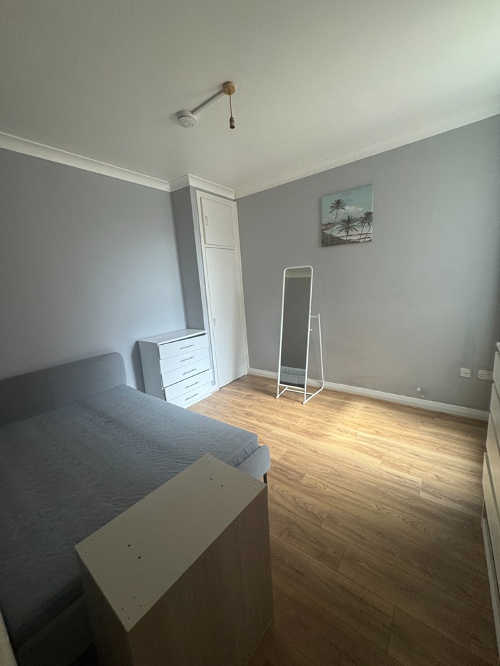 2 Bed Flat, Wilton Avenue, SO15 photo 3