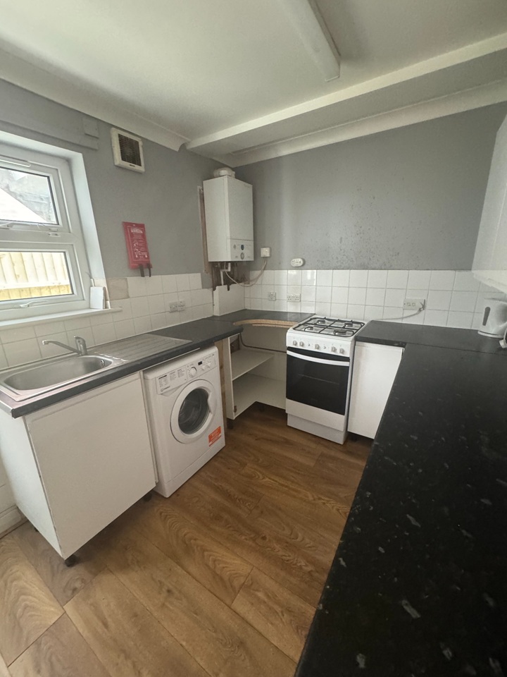 2 Bed Flat, Wilton Avenue, SO15