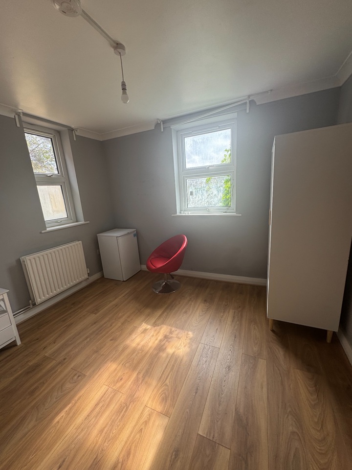 2 Bed Flat, Wilton Avenue, SO15 photo 4