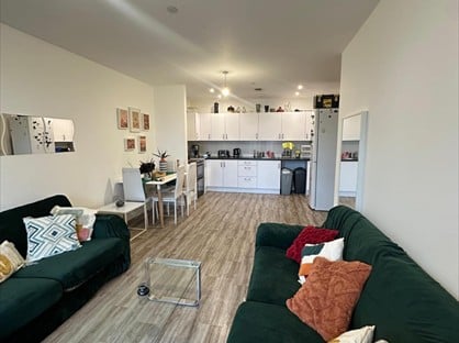 1 Bed Flat, Sphere Walk, SW11