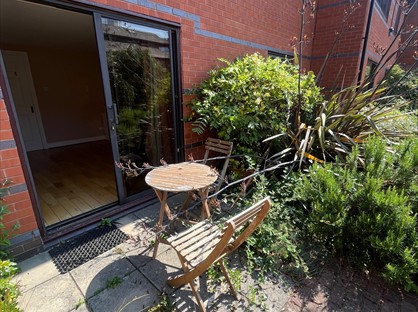 2 Bed Flat, Queens Court, B3