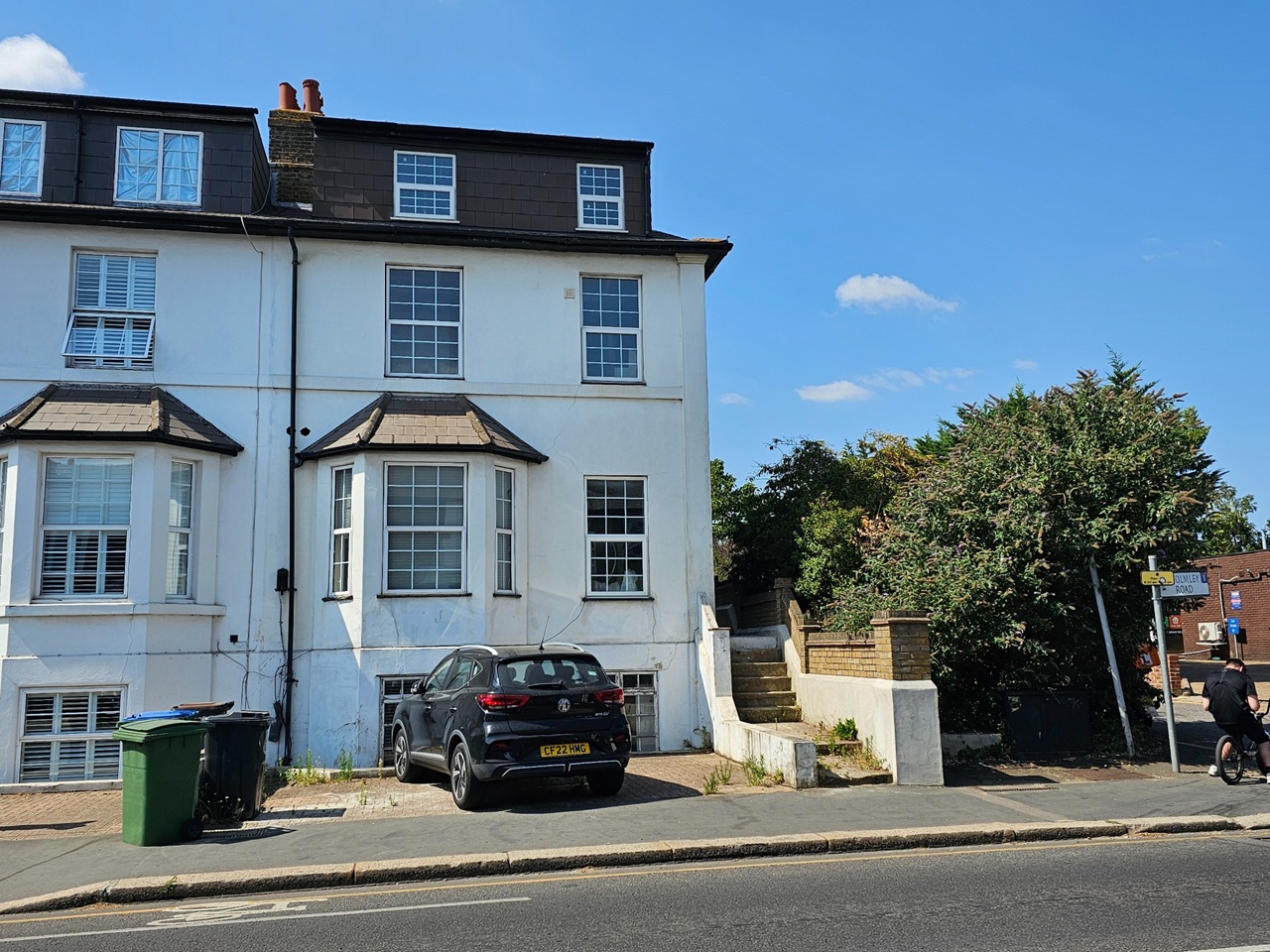 Studio Flat, Portsmouth Road, KT7