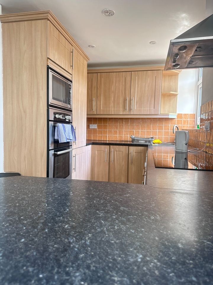 2 Bed Flat, Harefields, OX2 photo 3