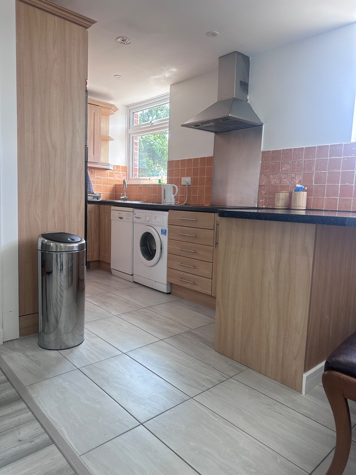 2 Bed Flat, Harefields, OX2 photo 4