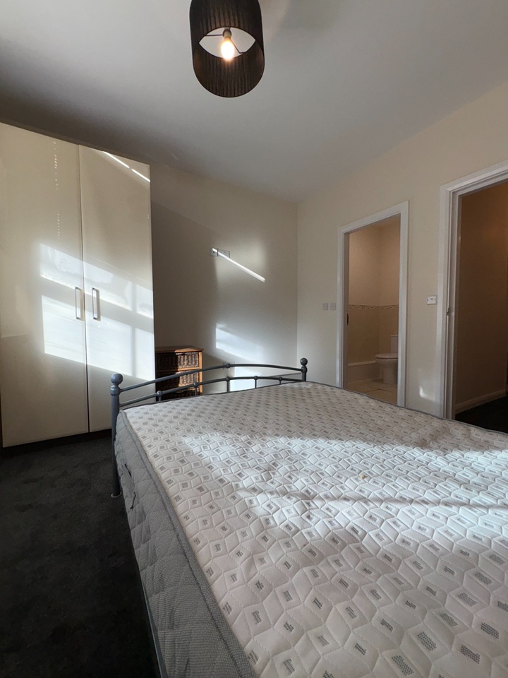 2 Bed Flat, Commercial Street, LS27 photo 4