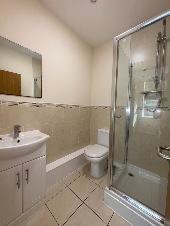 2 Bed Flat, Commercial Street, LS27 photo 5