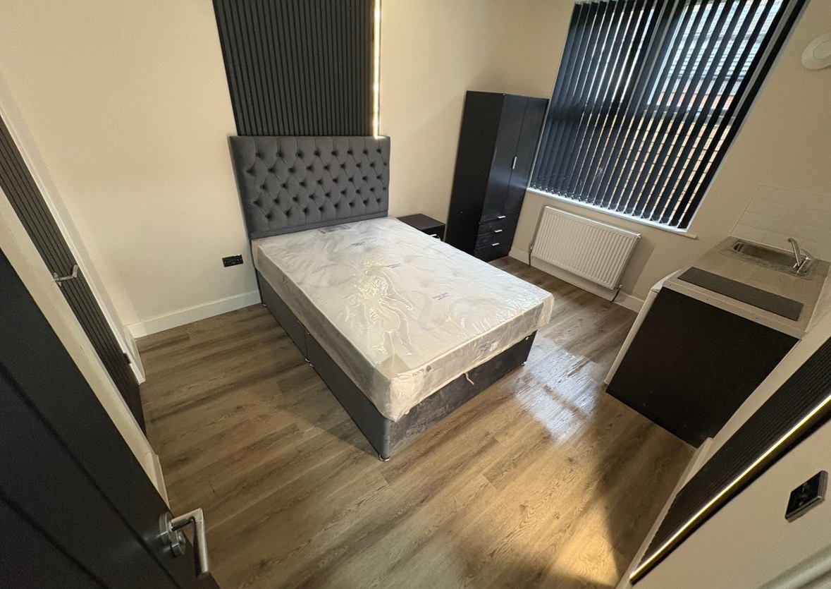 Room in a Shared House, Dacy Road, L5
