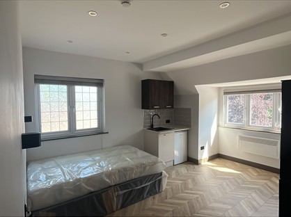 Studio Flat, Green Lane, TW17