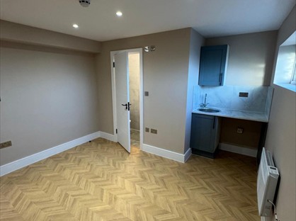 Studio Flat, Byron Close, KT12