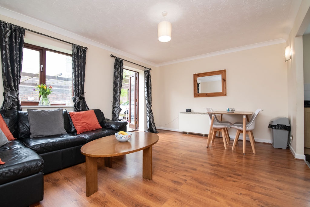 3 Bed Flat, Kings Court, B1 photo 2
