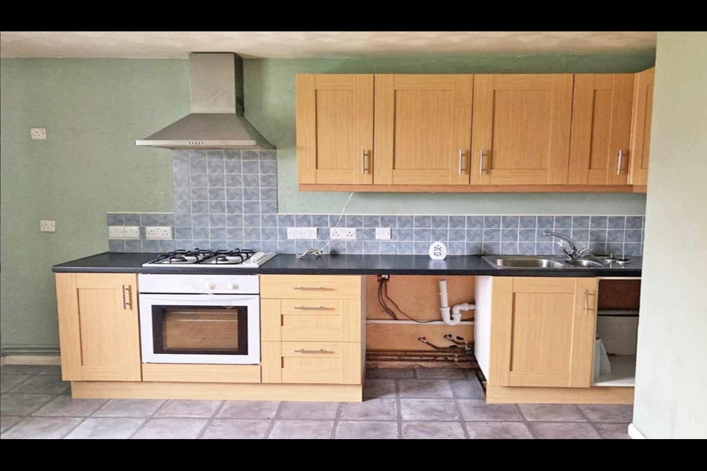1 Bed Flat, Middleton Close, SO18 photo 2