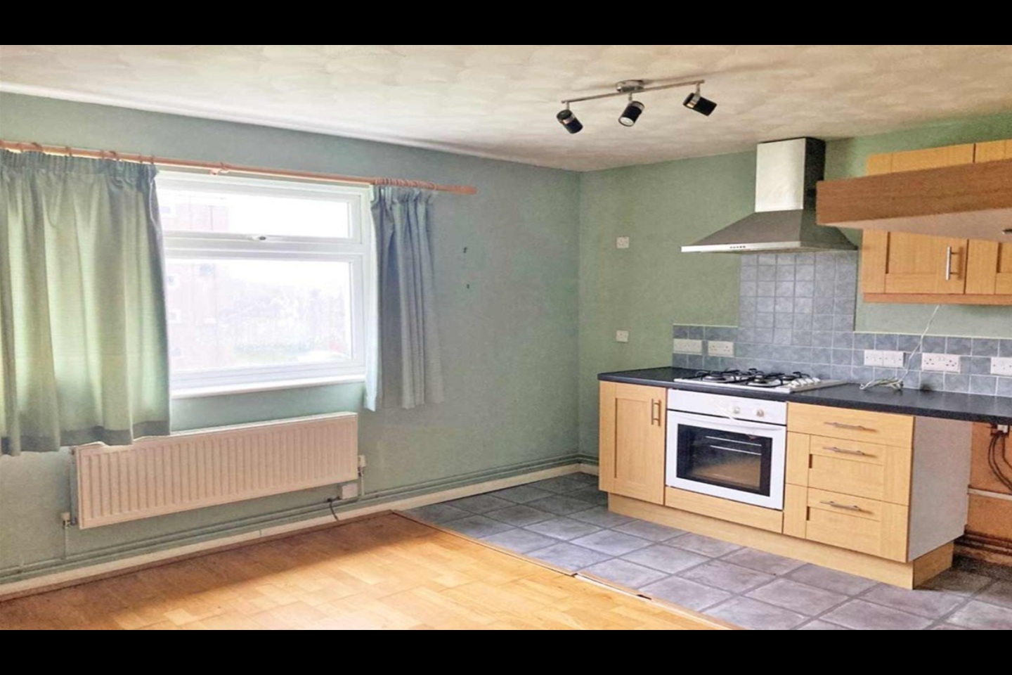1 Bed Flat, Middleton Close, SO18 photo 3